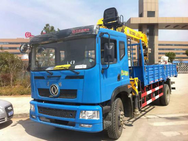 東風單橋6.1米隨車吊 東風單橋6.1米隨車吊